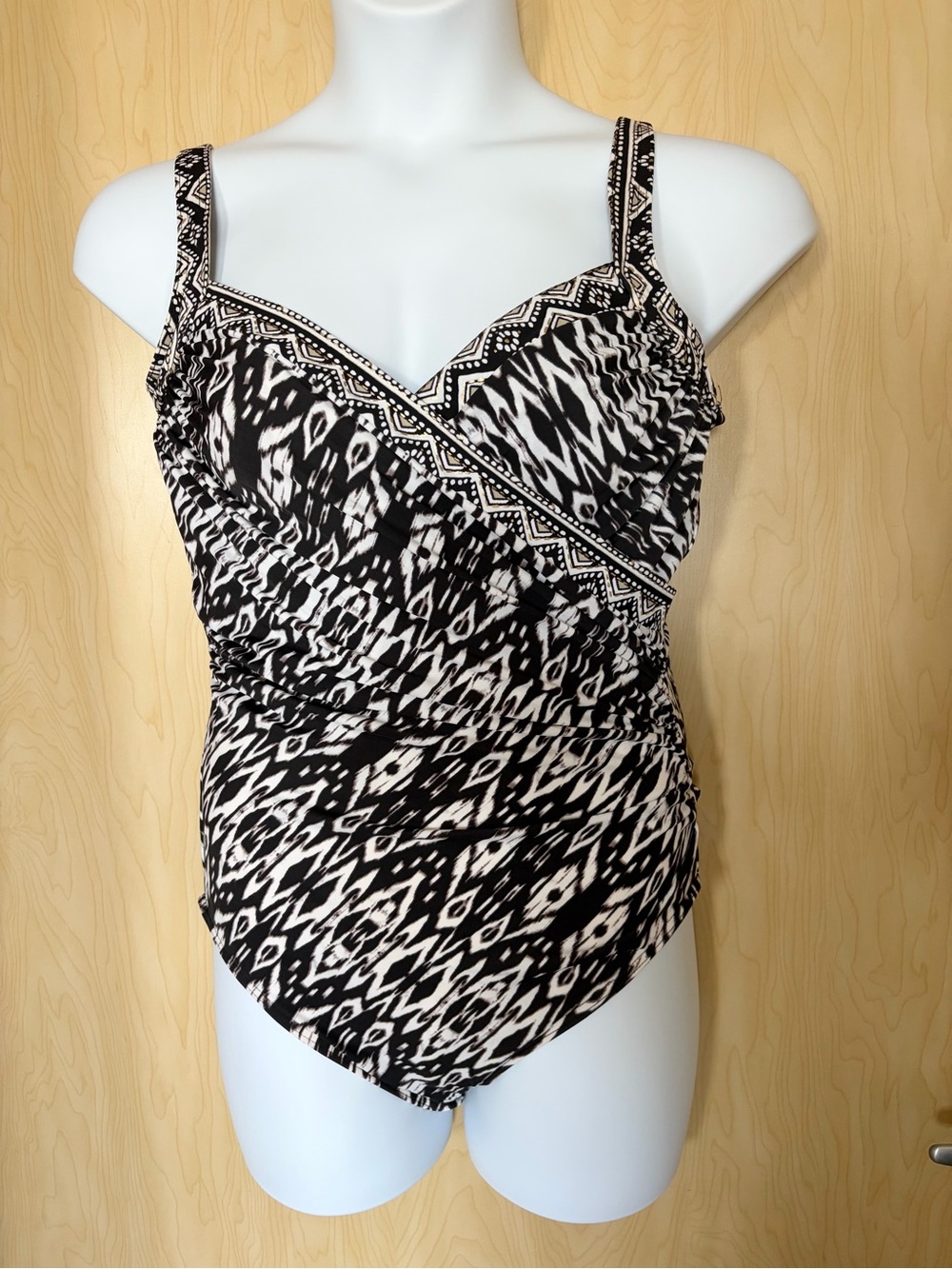 Miraclesuit Black white Gold 1 Piece Swimsuit Underwire Plus Size 18 NWT